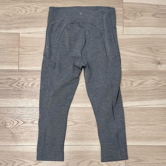 LIKE NEW Athleta Women’s Ultimate Stash Pocket Gray Capri Leggings - Picture 1 of 7